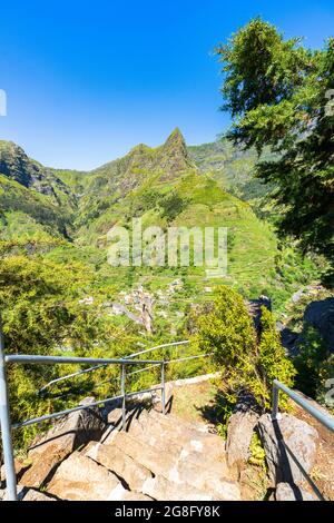 Steile Stufen auf dem Bergweg zum grünen Alpental und Dorf Serra de Agua, Ribeira Brava, Madeira, Portugal, Atlantik, Europa Stockfoto