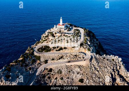 Luftaufnahme des Leuchtturms am Cap de Formentor, Mallorca, Balearen, Spanien, Mittelmeer, Europa Stockfoto