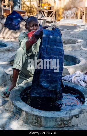 Mann färben Kleidung mit Indigo, färben Gruben, Kano, Kano Staat, Nigeria, Westafrika, Afrika Stockfoto