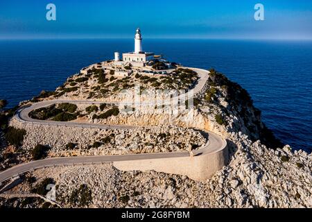 Luftaufnahme des Leuchtturms am Cap de Formentor, Mallorca, Balearen, Spanien, Mittelmeer, Europa Stockfoto