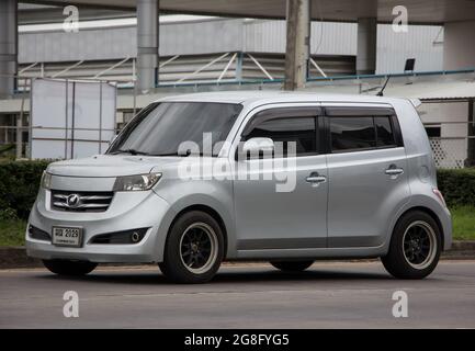 Chiangmai, Thailand - Juni 29 2021: Privater Toyota BB Mini MPV. Auf der Straße Nr. 1001, 8 km von der Stadt Chiangmai entfernt. Stockfoto