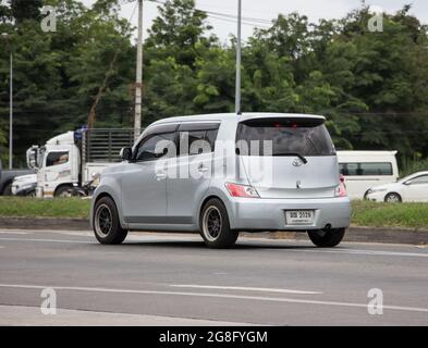 Chiangmai, Thailand - Juni 29 2021: Privater Toyota BB Mini MPV. Auf der Straße Nr. 1001, 8 km von der Stadt Chiangmai entfernt. Stockfoto