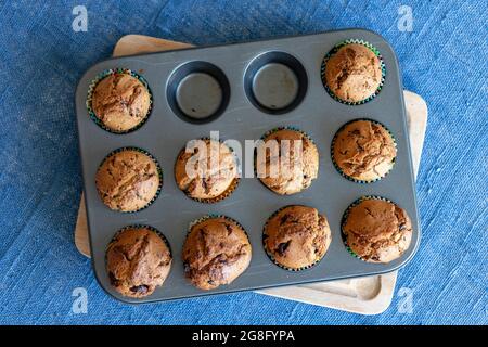 Leckere Cupcakes in einer Metallform. Dessert in Hausmannskost zubereitet. Stockfoto