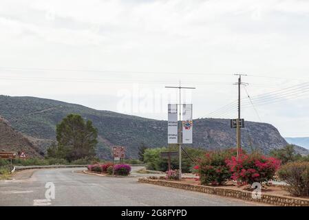 STEYTLERVILLE, SÜDAFRIKA - 21. APRIL 2021: Eine Straßenszene mit Transparenten, Wegweisern und Blumen in Steytlerville im östlichen Kap Provin Stockfoto