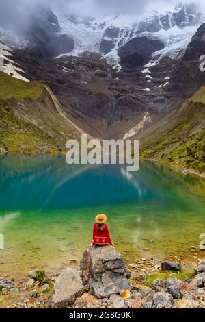Frau, die den Blick auf den kristallklaren Humantay-See, Cusco, Peru, Südamerika genießt Stockfoto