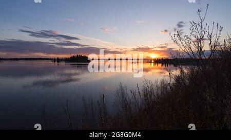 Farbenfrohe Sonnenuntergänge im Frühling am Astotin Lake, Elk Island National Park, Alberta, Kanada, Nordamerika Stockfoto