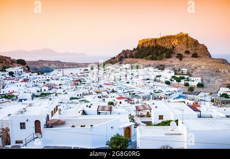 Blick über Lindos Stadt, Rhodos, Dodekanes, griechische Inseln, Griechenland, Europa Stockfoto