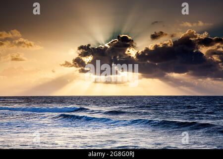 Plage de Malendure bei Sonnenuntergang, Basse-Terre, Guadeloupe, Französische Antillen, Westindische Inseln, Karibik, Mittelamerika Stockfoto