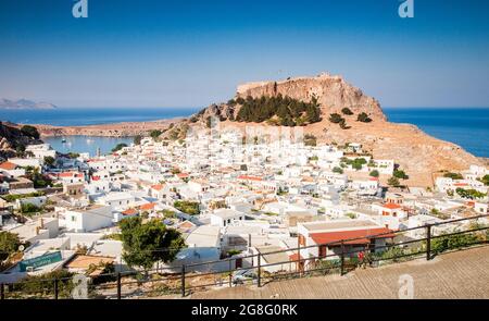 Blick über Lindos Stadt, Rhodos, Dodekanes, griechische Inseln, Griechenland, Europa Stockfoto