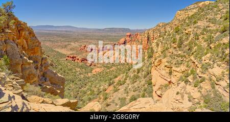 Westliche Ansicht von Sedona vom Sattelabschnitt des Bear Mountain direkt hinter dem 1st Peak mit True Peak in der rechten oberen Ecke, Sedona, Arizona, USA Stockfoto