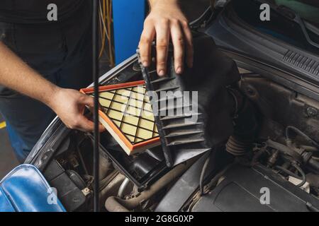Autoluftfilter in Der Auto-Mechanik Hand Weht Staub Und Reinigung Mit  Luftblase Pistole Stockbild - Bild von teile, teil: 245793997