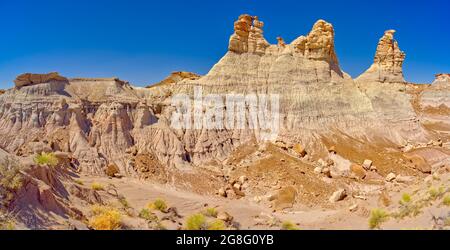 Panorama von drei wie Könige geformten Hoodoos am Rande der Blue Mesa im Petrified Forest National Park, Arizona, USA Stockfoto