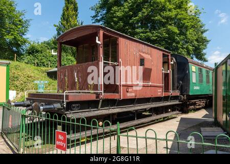 Alte Dampfeisenbahnwagen auf der Watercress Line am Bahnhof Alresford, Hampshire, England, Großbritannien Stockfoto