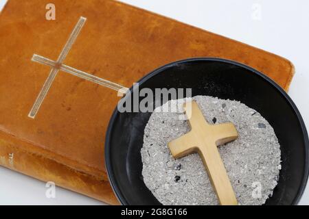 Ash Wednesday Feier der Messe, der Asche und des Vortrages, Fastenzeit in der katholischen Kirche, Frankreich, Europa Stockfoto