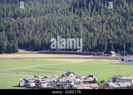 CELERINA, SCHWEIZ - 13. Sep 2014: Der rote Zug auf dem Weg nach St. Moritz. Celerina, Schweiz. Stockfoto