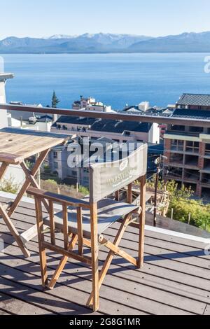 SAN CARLOS DE BARILOCHE, ARGENTINIEN - 18. MÄRZ 2015: Blick auf den Nahuel Huapi-See von einer Terrasse in Bariloche, Argentinien. Stockfoto