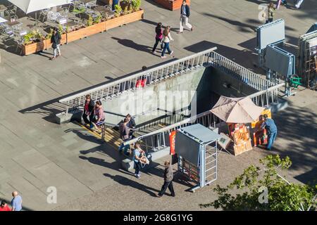 SANTIAGO, CHILE - 27. MÄRZ 2015: Metro-Ausgang an der Plaza de Armas in Santiago, Chile Stockfoto