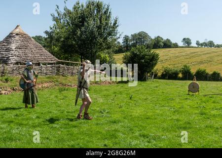 Herigeas Hundas, eine angelsächsische Reenactment Society, zeigt im Freilichtmuseum Butser Ancient Farm in Hampshire, England, Großbritannien Stockfoto