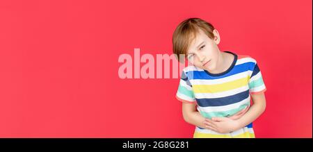 Magenschmerzen. Teen junge mit Bauchschmerzen. Kind mit schrecklichen Schmerzen im Magen. Durchfall oder Gastroenteritis Gesundheitsproblem. Kind hat Magenschmerzen mit Stockfoto