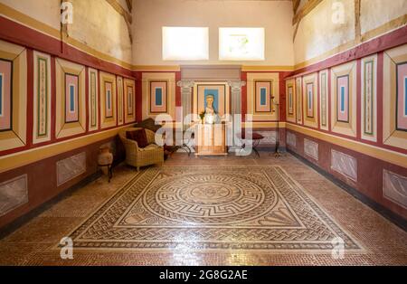 Interieur einer rekonstruierten römischen Villa im archäologischen Freilichtmuseum Butser Ancient Farm in Hampshire, England, Großbritannien, mit Mosaikboden Stockfoto