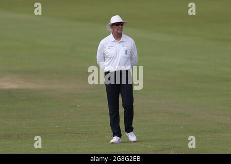 CHESTER LE STREET, GROSSBRITANNIEN. 20. JULI Umpire Paul Pollard während des Tour Match zwischen County Select XI und Indien am Dienstag, den 20. Juli 2021, im Emirates Riverside, Chester le Street. (Kredit: Mark Fletcher | MI News) Kredit: MI Nachrichten & Sport /Alamy Live News Stockfoto