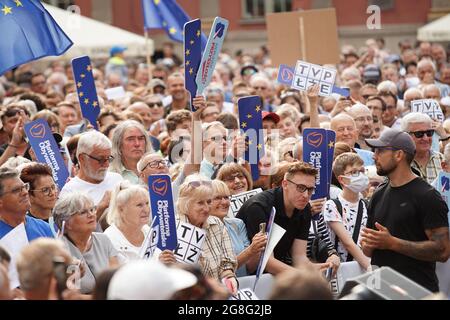 Danzig, Polen 19. Juli 2021 Menschen mit EU-Flaggen werden in Danzig, Polen, gesehen am 19. Juli 2021 kündigte Tusk an, dass er die aktuelle Regierungspartei (PiS) besiegen und das Land zu europäischen Werten zurückbringen werde.Quelle: Vadim Pacajev/Alamy Live News Stockfoto