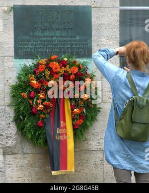 Berlin, Deutschland. Juli 2021. Eine Frau fotografiert einen Blumenkranz. Im Gedenkzentrum Deutscher Widerstand im Bendlerblock wurden im Ehrenhof zahlreiche Kränze gelegt, um an die im Widerstand gegen die Nazi-Tyrannei am 20. Juli 1944 ermordeten Personen zu erinnern. Nach dem gescheiterten Attentat auf Adolf Hitler wurden Claus Graf Schenk von Stauffenberg und andere Offiziere an dieser Stelle angeschossen. Aufgrund der Corona-Pandemie fand in diesem Jahr keine Gedenkfeier an diesem Ort statt. Quelle: Wolfgang Kumm/dpa/Alamy Live News Stockfoto