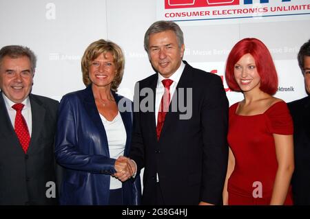 Funkausstellung Berlin 2008 - Messerundgang - Dagmar Wöhrl, Parlamentarische Staatssekretärin - Klaus Wowereit, Regierender Bürgermeister von Berlin Stockfoto