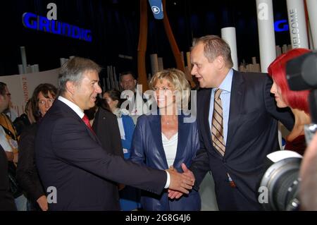 Funkausstellung Berlin 2008 - Messerundgang - Dagmar Wöhrl, Parlamentarische Staatssekretärin - Klaus Wowereit, Regierender Bürgermeister von Berlin Stockfoto