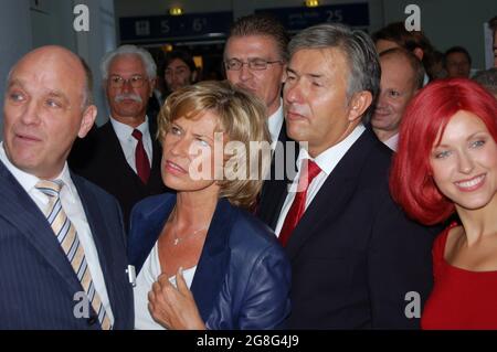 Funkausstellung Berlin 2008 - Messerundgang - Dagmar Wöhrl, Parlamentarische Staatssekretärin - Klaus Wowereit, Regierender Bürgermeister von Berlin Stockfoto