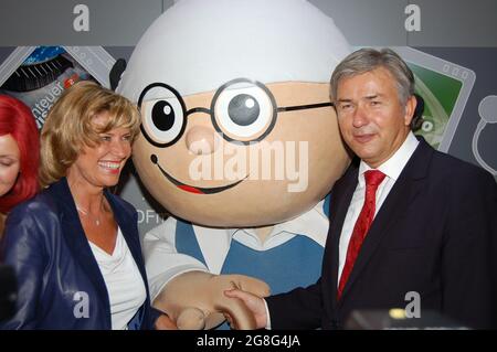 Funkausstellung Berlin 2008 - Messerundgang - Dagmar Wöhrl, Parlamentarische Staatssekretärin - Klaus Wowereit, Regierender Bürgermeister von Berlin Stockfoto