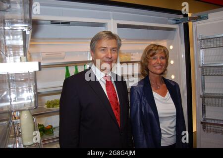 Funkausstellung Berlin 2008 - Messerundgang - Dagmar Wöhrl, Parlamentarische Staatssekretärin - Klaus Wowereit, Regierender Bürgermeister von Berlin Stockfoto