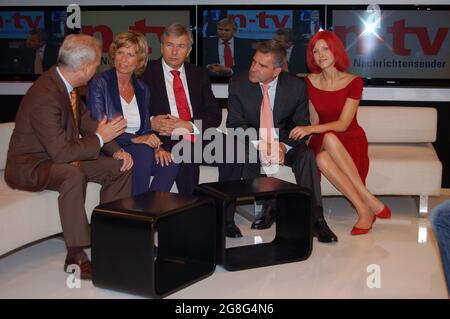 Funkausstellung Berlin 2008 - Messerundgang - Dagmar Wöhrl, Parlamentarische Staatssekretärin - Klaus Wowereit, Regierender Bürgermeister von Berlin Stockfoto