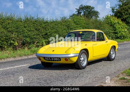 1969 60s gelber Lotus Elan, britischer 2dr-Sportwagen auf dem Weg zur Capesthorne Hall classic July Car Show, Ceshire, UK Stockfoto