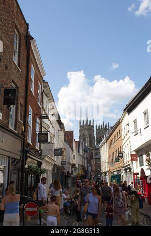 Mit Blick auf das untere Peter Gate in Richtung York Minster sind die Türme im Hintergrund zu sehen Stockfoto