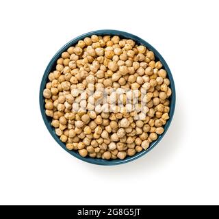Rohe Kichererbsen in einer blauen Keramikschale isoliert auf weißem Hintergrund. Trockene Chick-Erbsenbohnen als Bestandteil von Hummus und vegetarischen Speisen. Ballaststoffe. Stockfoto