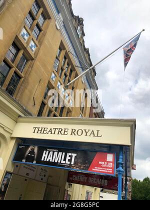 Außenansicht des Theatre Royal Windsor, England mit einem Plakat für HAMLET von Shakespeare, das von Juni bis September 2021 mit Sir Ian McKellen als dänischem Prinzen aufgeführt wird. Unter der Regie von Sian Mathias und produziert von Bill Kenwright ist dies eine neu gestaltete Produktion von Alter, Farbblindheit und Geschlechterblindheit. Außerdem sind Jonathan Hyde als Claudius, Jenny Seagrove als Gertrude, Frances Barber als Polonius und Alis Wyn Davies als Ophelia mit Bühnenbild von Lee Newby, Kostümen von Loren Epstein, Perücken & Make-up von Susanna Peretz und Beleuchtung von Zoe Spurr zu sehen. Stockfoto