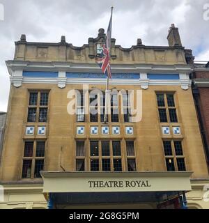 Obere Frontfassade des Theatre Royal Windsor, Berkshire, England. Es ist ein denkmalgeschütztes Gebäude, das von Frank Verity im Stil der frühen englischen Renaissance entworfen wurde und 1910 eröffnet wurde. Seit 1997 wird es vom Produzenten Bill Kenwright geleitet. Stockfoto