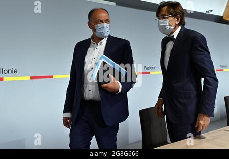 Der wallonische Vizepräsident Willy Borsus und der wallonische Ministerpräsident Elio Di Rupo im Rahmen einer Pressekonferenz nach einem Krisentreffen Stockfoto