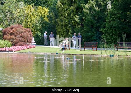 Gruppen von Menschen, die den ersten Tag nach dem Ende der Sperre von 2021 wegen Covid19 während des Sommers in Großbritannien, GB, genießen. Stockfoto
