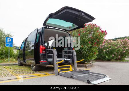 Transport für behinderte Personen im Rollstuhl. Barrierefreies Auto mit Aufstiegsrampe. Stockfoto