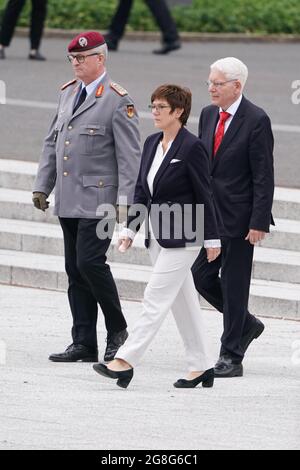 20. Juli 2021, Berlin: Bundesverteidigungsministerin Annegret Kramp-Karrenbauer (CDU) in Anwesenheit von Generalinspekteur Eberhard Zorn (l.) und dem Vorsitzenden des Zentralrats der Juden in Deutschland, Josef Schuster, bei der Zusage der Treue zum Gedenken an die im Widerstand gegen die nationalsozialistische Tyrannei Ermordeten. Vor siebenundsiebzig Jahren, am 20. Juli 1944, hatten Wehrmachtsoffiziere unter der Leitung von Claus Schenk Graf von Stauffenberg erfolglos versucht, Hitler mit einer Bombe zu töten und den Krieg zu beenden. Stauffenberg und drei Mitverschwörer wurden am Abend des Attentats im Bendlerblock angeschossen Stockfoto