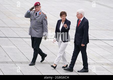 20. Juli 2021, Berlin: Bundesverteidigungsministerin Annegret Kramp-Karrenbauer (CDU) in Anwesenheit von Generalinspekteur Eberhard Zorn (l.) und dem Vorsitzenden des Zentralrats der Juden in Deutschland, Josef Schuster, bei der Zusage der Treue zum Gedenken an die im Widerstand gegen die nationalsozialistische Tyrannei Ermordeten. Vor siebenundsiebzig Jahren, am 20. Juli 1944, hatten Wehrmachtsoffiziere unter der Leitung von Claus Schenk Graf von Stauffenberg erfolglos versucht, Hitler mit einer Bombe zu töten und den Krieg zu beenden. Stauffenberg und drei Mitverschwörer wurden am Abend des Attentats im Bendlerblock angeschossen Stockfoto