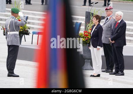 20. Juli 2021, Berlin: Ein Soldat berichtet im Beisein von Generalinspekteur Eberhard Zorn und dem Vorsitzenden des Zentralrats der Juden in Deutschland, Josef Schuster, an den Bundesminister der Verteidigung, Annegret Kramp-Karrenbauer (CDU), während eines Treueversprechens zum Gedenken an die Ermordeten im Widerstand gegen die nationalsozialistische Tyrannei. Vor siebenundsiebzig Jahren, am 20. Juli 1944, hatten Wehrmachtsoffiziere unter der Leitung von Claus Schenk Graf von Stauffenberg erfolglos versucht, Hitler mit einer Bombe zu töten und den Krieg zu beenden. Stauffenberg und drei Mitverschwörer wurden am Abend im Bendlerblock angeschossen Stockfoto