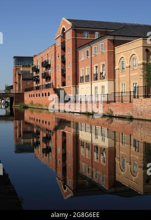 Apartments am Birmingham- und Worcester-Kanal in Worcester, Worcestershire, Großbritannien. Stockfoto