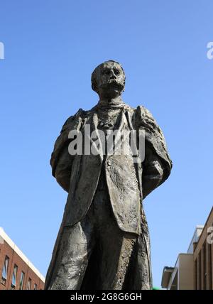 Bronzestatue von Sir Edward Elgar (1857-1934) in der High Street, Worcester, Worcestershire, Großbritannien. Stockfoto