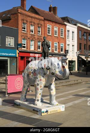 Dekorierte Elefantenskulptur, Teil der großen Parade in Worcester im Sommer 2021. Stockfoto