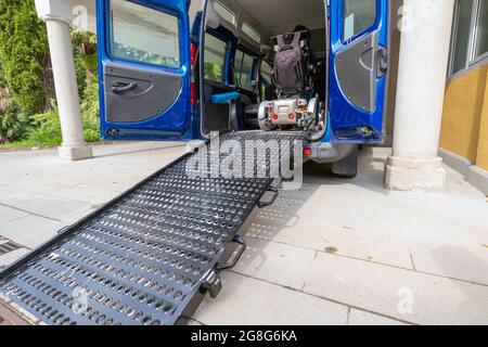 Transport für behinderte Personen im Rollstuhl. Barrierefreies Auto mit Aufstiegsrampe. Stockfoto