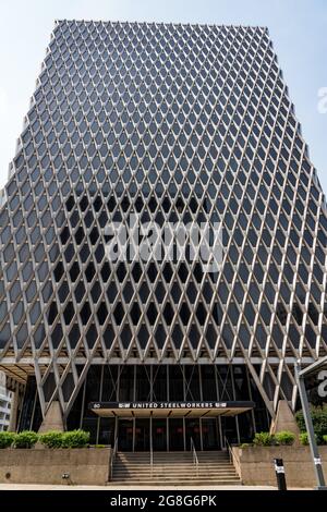 Pittsburgh, PA - 5. Juli 2021: Moderne Architektur in der Innenstadt von Pittsburgh für den Gewerkschaftshauptsitz von United Steelworkers Stockfoto