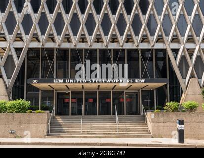 Pittsburgh, PA - 5. Juli 2021: Moderne Architektur in der Innenstadt von Pittsburgh für den Gewerkschaftshauptsitz von United Steelworkers Stockfoto